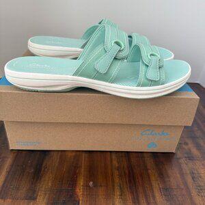 New Woman's Clarks Cloudsteppers Sandals in Mint- Size 11
